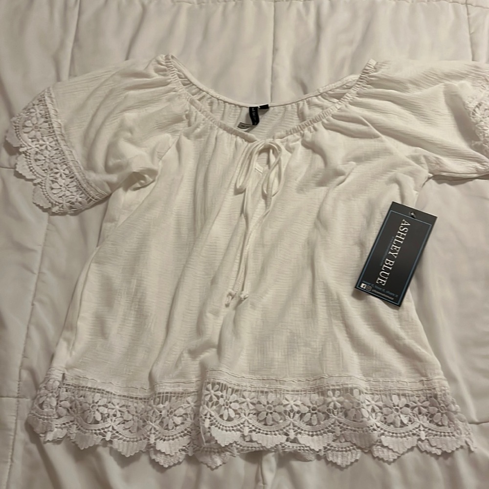 Nice white blouse for a brunch or an afternoon walk.